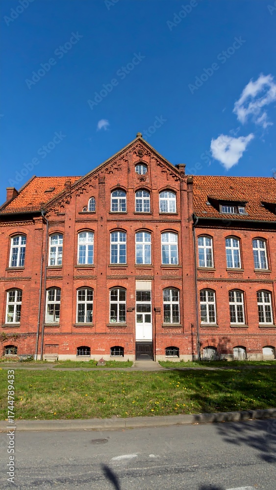 Naklejka premium Old brick building under a clear sky