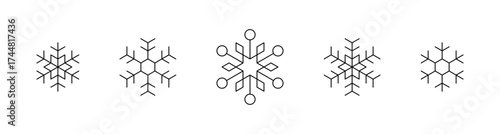 Fünf filigrane Schneeflocken in einer Reihe