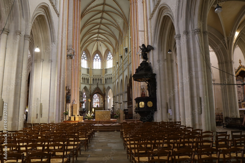 Fototapeta premium La cathédrale Saint Corentin, cathédrale gothique, ville de Quimper, département du Finistère, Bretagne, France