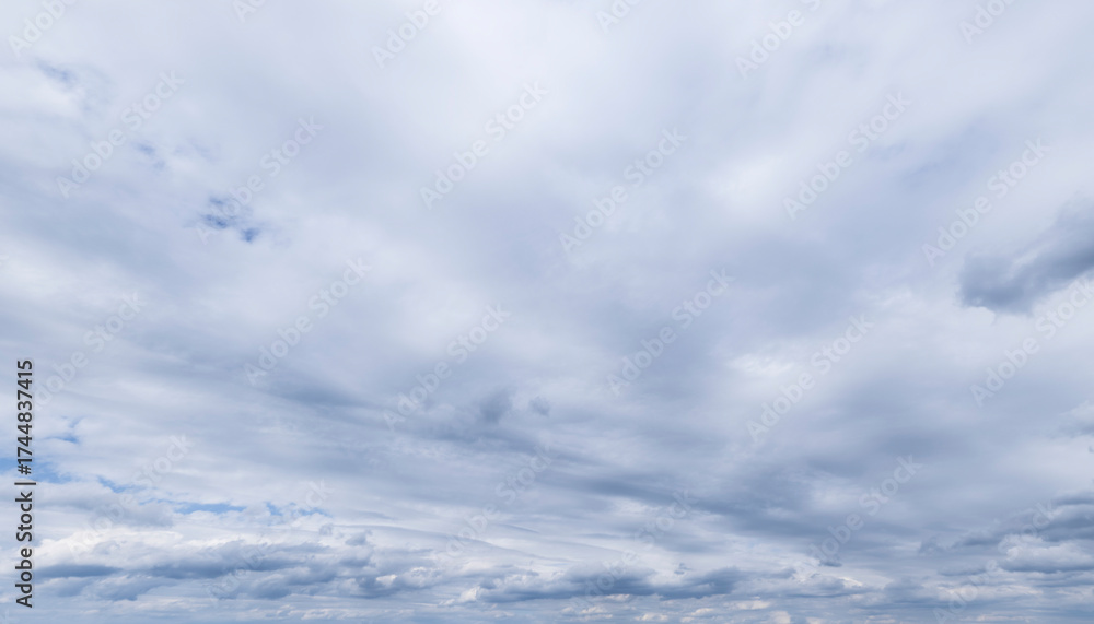 Fototapeta premium Himmel mit Wolken, typisch für trübes, windiges Regenwetter, Himmelsersatz, zur Nachbearbeitung