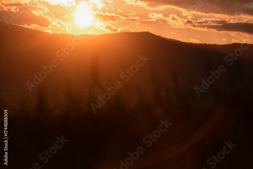 Fototapeta Naklejka Na Ścianę i Meble -  Piękny zachód słońca nad Beskidami, z ciepłym światłem oświetlającym wzgórza i doliny. 