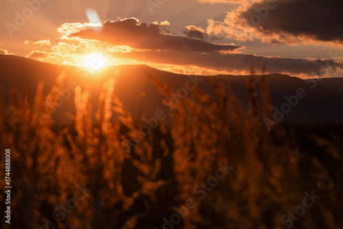 Fototapeta Naklejka Na Ścianę i Meble -  Piękny zachód słońca nad Beskidami, z ciepłym światłem oświetlającym wzgórza i doliny. 