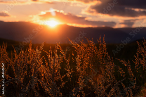 Fototapeta Naklejka Na Ścianę i Meble -  Piękny zachód słońca nad Beskidami, z ciepłym światłem oświetlającym wzgórza i doliny. 