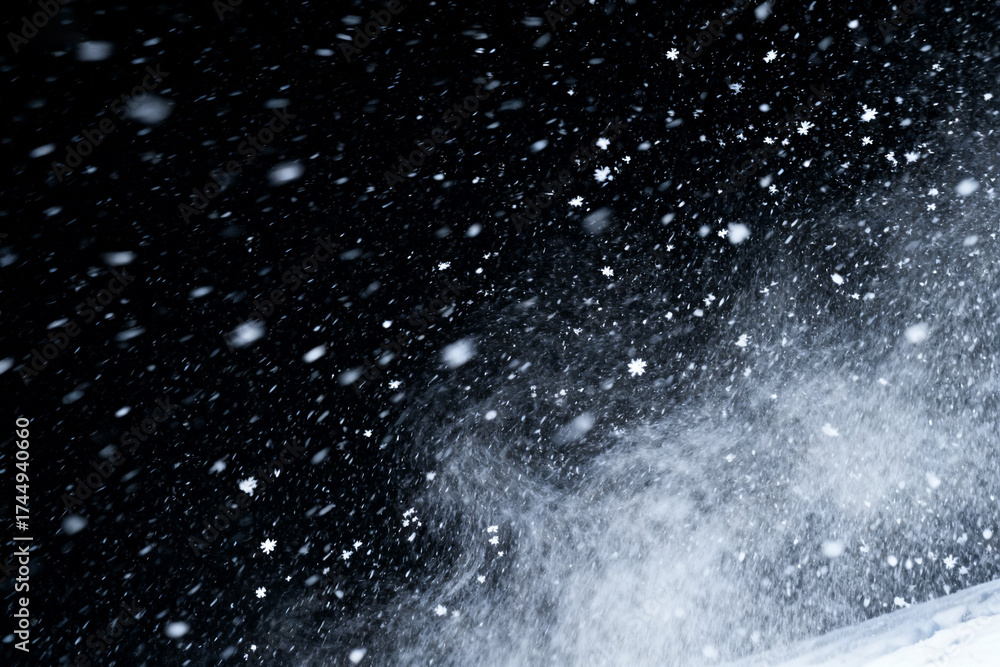 Obraz premium Snowflakes falling in night sky