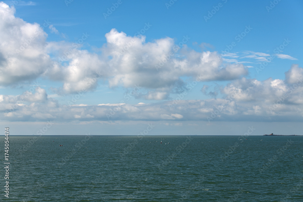 Obraz premium tranquil seascape with clouds