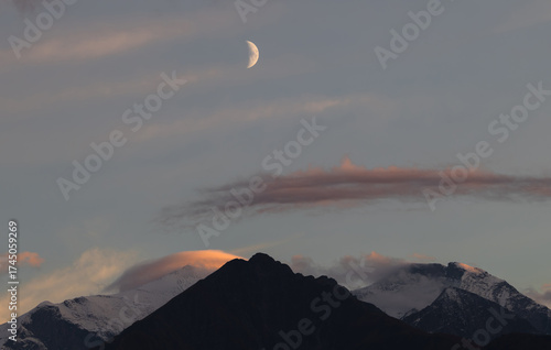 Landschaftsodyll, mond, berg, abendrot