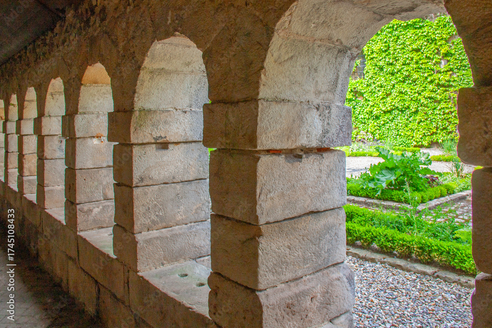 Obraz premium Arcades du cloitre du cloître des Pénitents de Saint-Valéry-en-Caux 