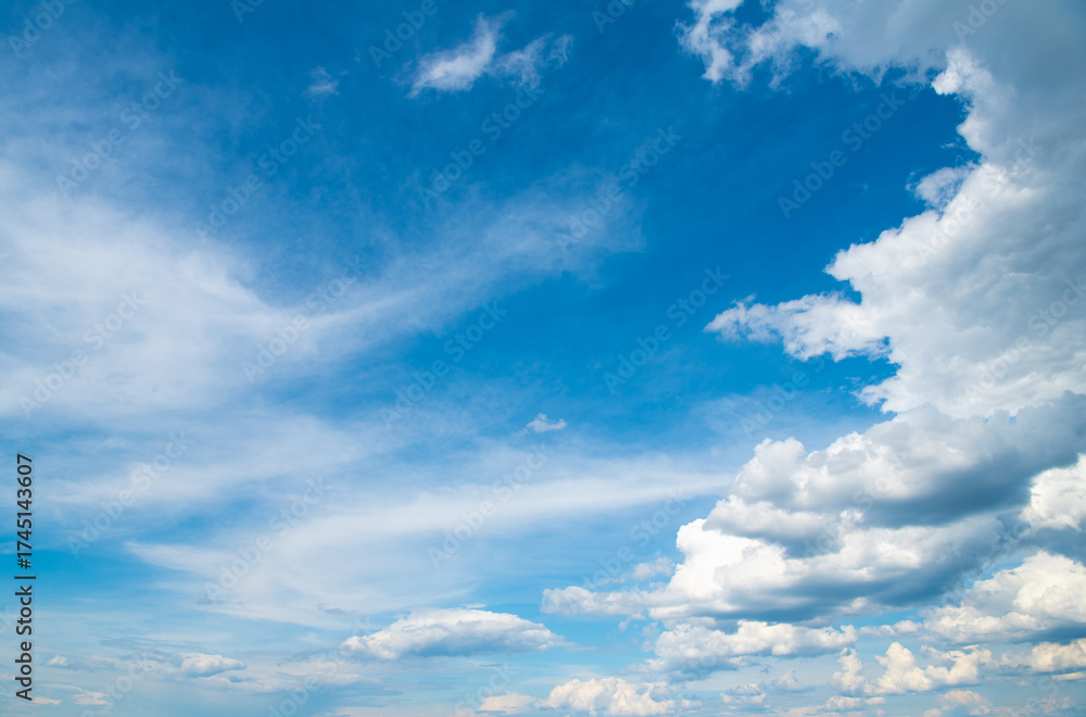 Obraz premium Blue sky background with white clouds