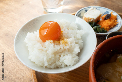卵黄の醤油漬けかけご飯