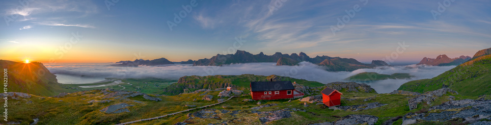 Obraz premium Kvalvika Beach Trail um Mitternacht - Lofoten