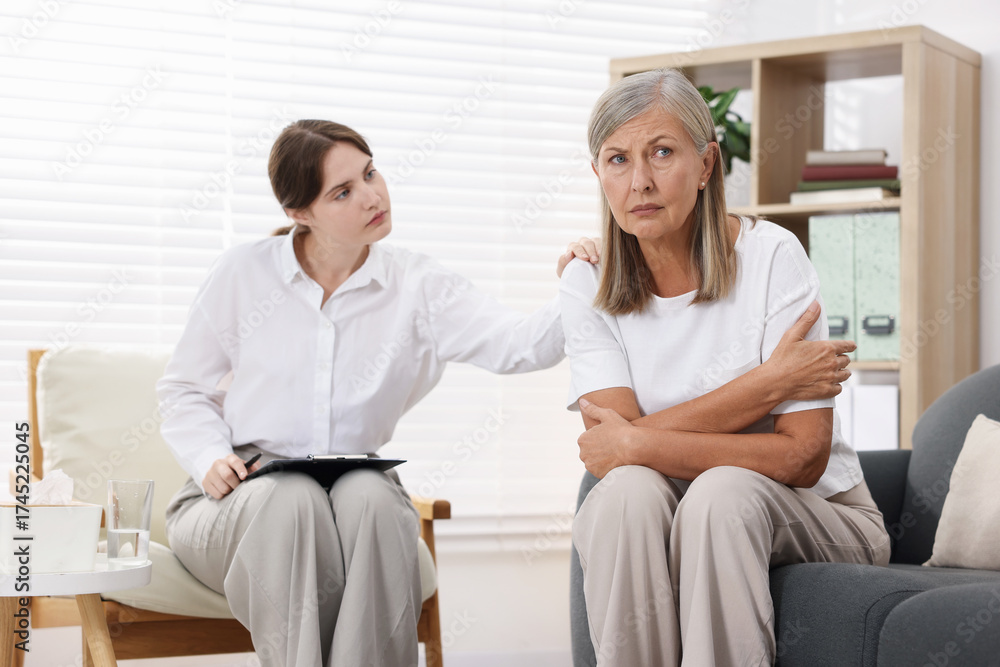 Obraz premium Professional psychotherapist working with patient in office