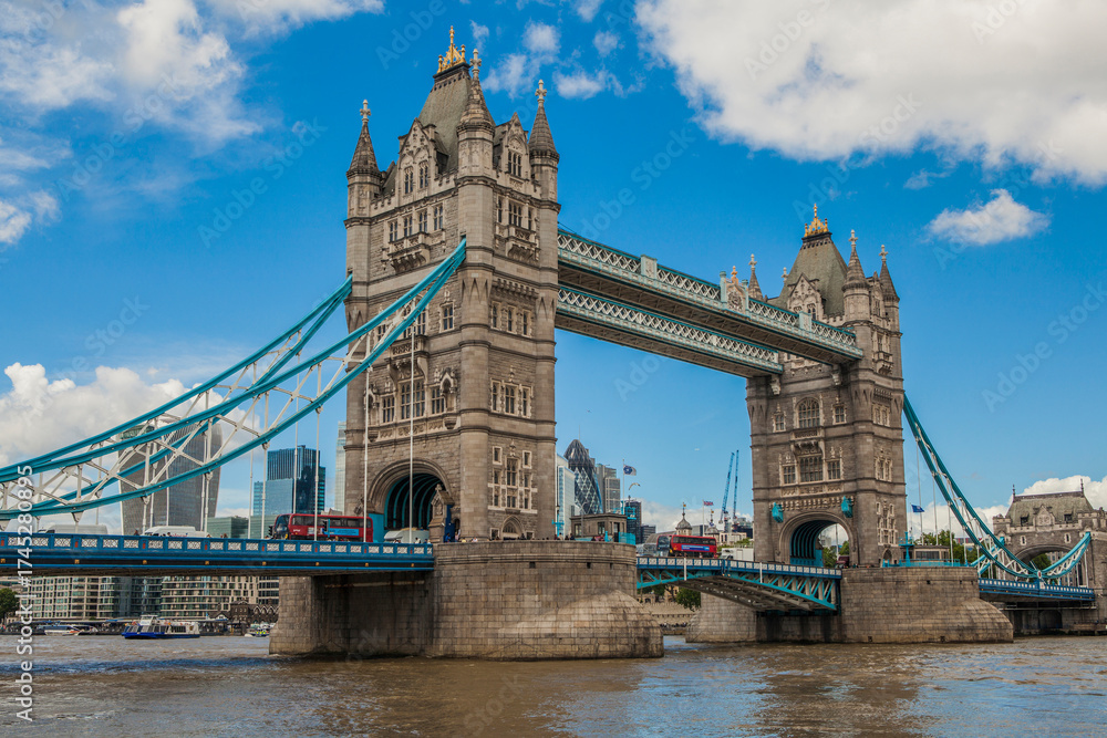 Obraz premium Tower Bridge and the River Thames in London, United Kingdom.