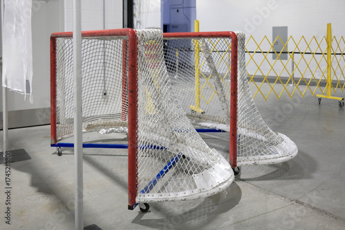 Canvas Print Équipement de hockey sur une patinoire, gros plan d'un but dans une aréna