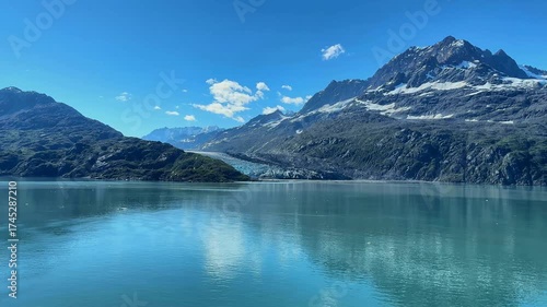 ランプルー氷河と山々、グレイシャーベイ国立公園、世界遺産、2025年8月下旬撮影