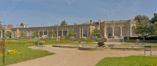 Tableau sur toile Fountain and orangery in the park