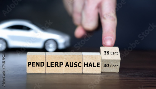 Ab 2026 steigt in Deutschland die Pendlerpauschale auf 38 Cent pro Kilometer ab dem ersten Kilometer. Berufspendler, Autofahrer und Arbeitnehmer profitieren von steuerlicher Entlastung bei steigenden