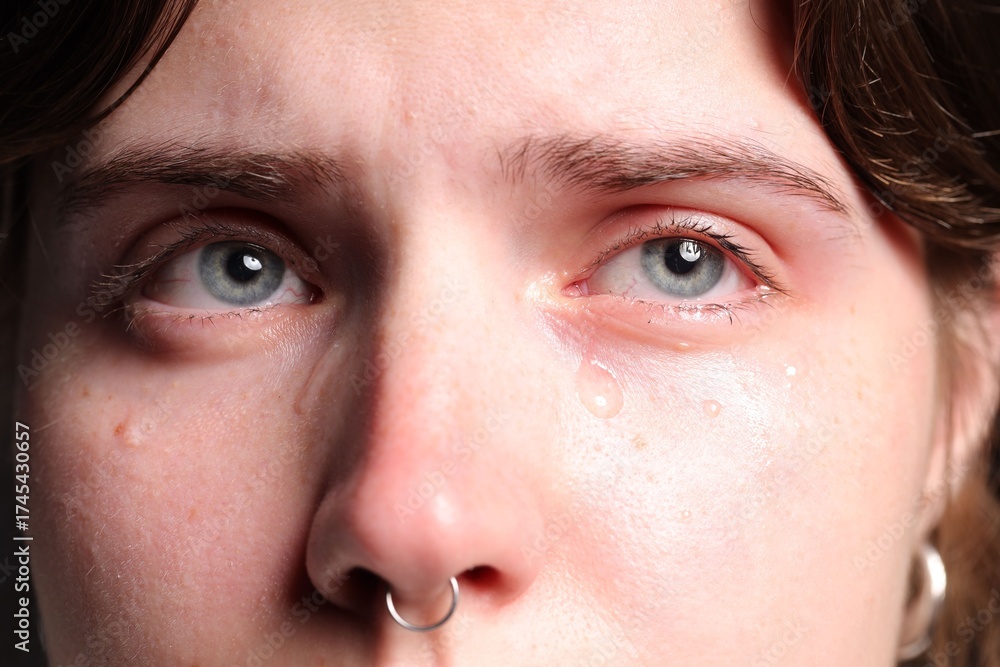 Naklejka premium Closeup view of sad young woman crying