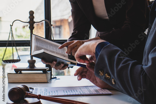 Fotografía Lawyer is providing legal advice to a client