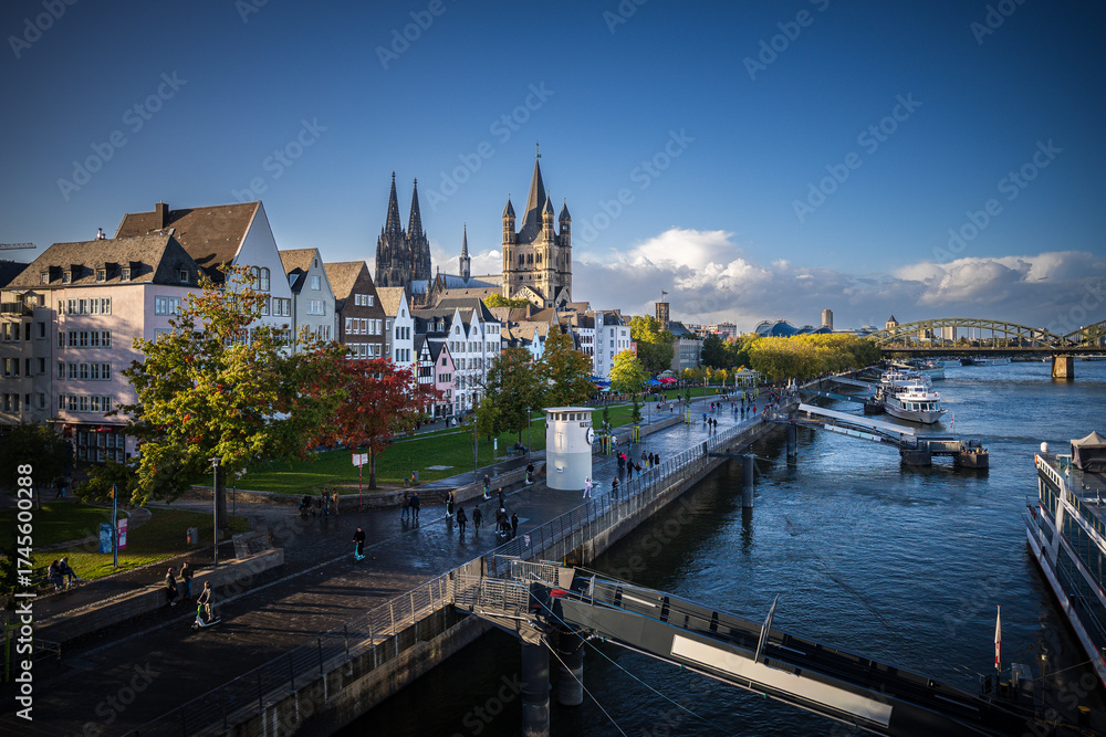 Naklejka premium Rheinuferpromenade in Köln