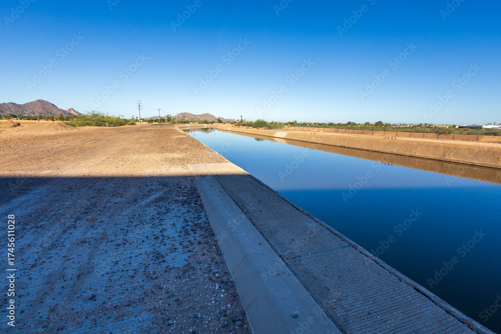 Fototapeta premium Arizona Canal in Scottsdale Reflecting Clear Blue Sky on a Peaceful Morning