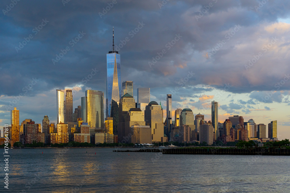 Obraz premium NYC skyline with skyscrapers. Manhattan and Brooklyn. New York City skyline with Hudson River views. Downtown NYC. New York from waterfront skyline. Tower of of New York.