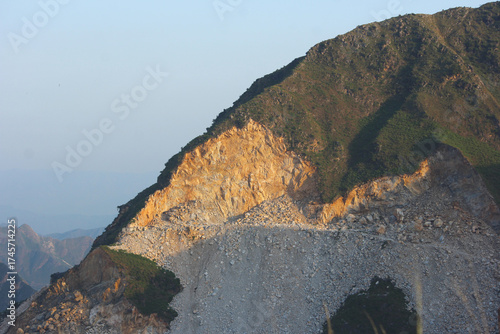 Fotografija A sprawling marble quarry in the mountainous region of Buner, Khyber Pakhtunkhwa