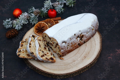 Christstollen traditioneller deutscher Kuchen zur Advent und Weihnachtszeit. Brett mit leckerem Weihnachtsstollen.