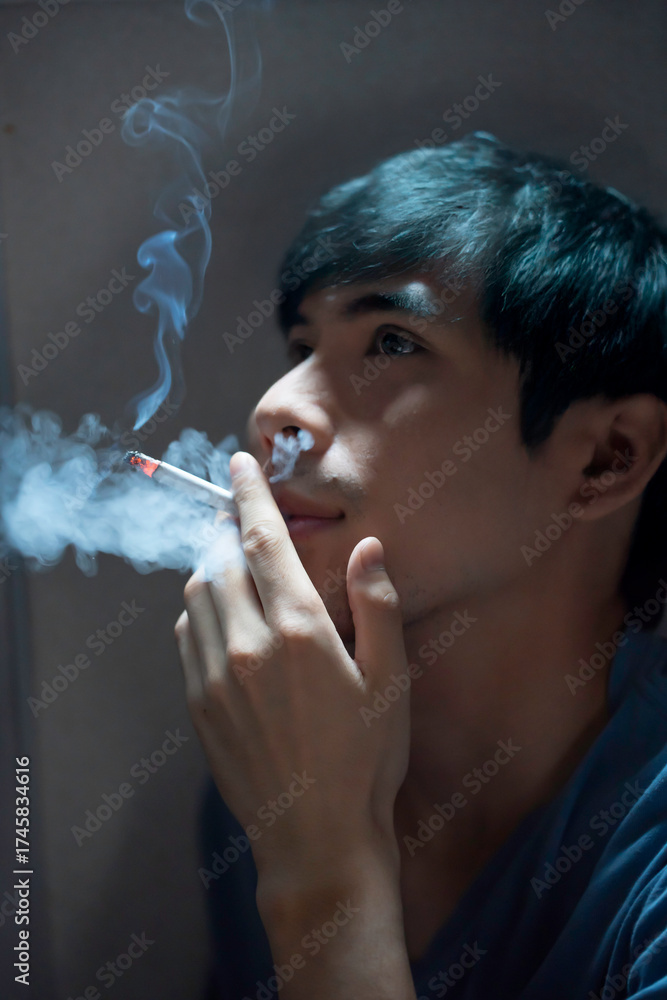 Obraz premium タバコを吸う男性