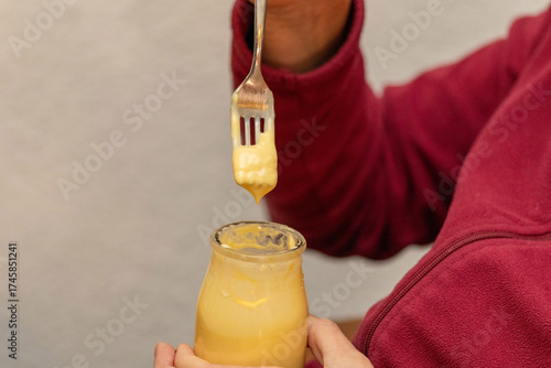 Pudding mit der Gabel essen