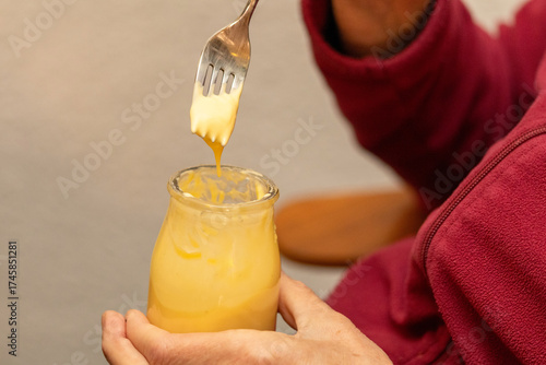 Pudding mit der Gabel essen