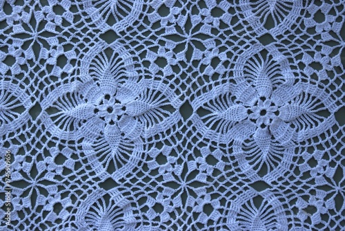 Detalhe de toalha de mesa em crochê branco com textura artesanal
Close-up of white crochet tablecloth with handmade texture
