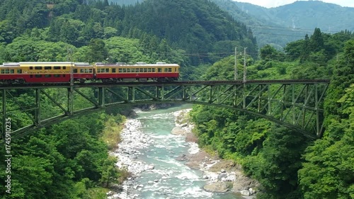 地鉄立山線の選奨土木遺産千垣橋梁をゆっくり走る電車は元は京阪特急