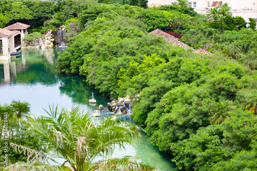 爽やかな南国の鮮やかなヤシが映える高級リゾートホテルのラグーン・中庭・池と滝（沖縄県宮古島市）
