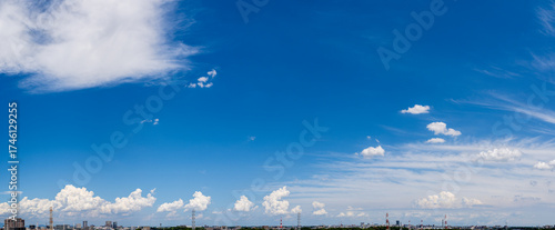 Tapety artystyczne 夏空の地平線に並ぶ塔状雲と巻積雲