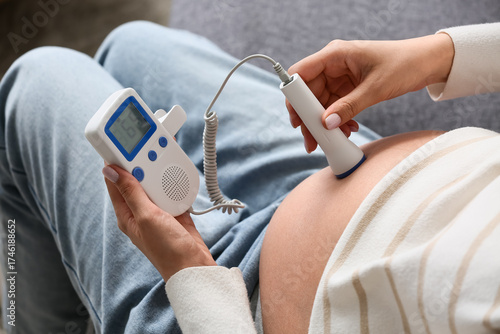 Young pregnant woman with f...