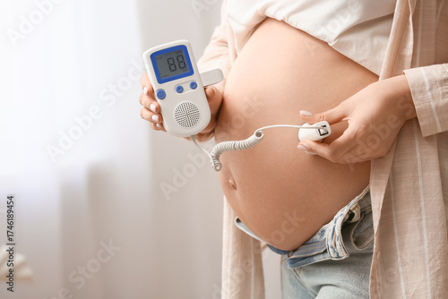 Young pregnant woman with f...