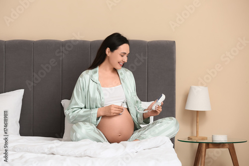 Young pregnant woman with f...