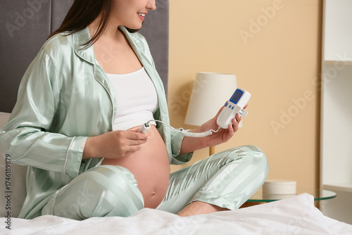 Young pregnant woman with f...