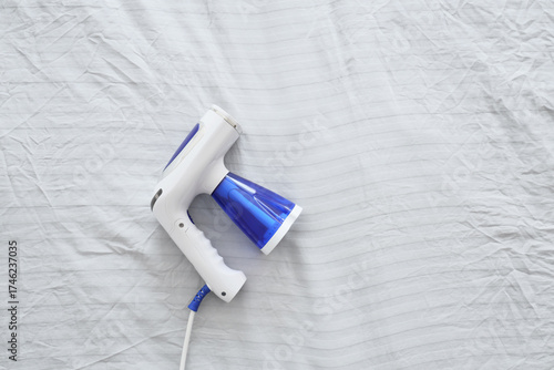 Portable handheld garment s...