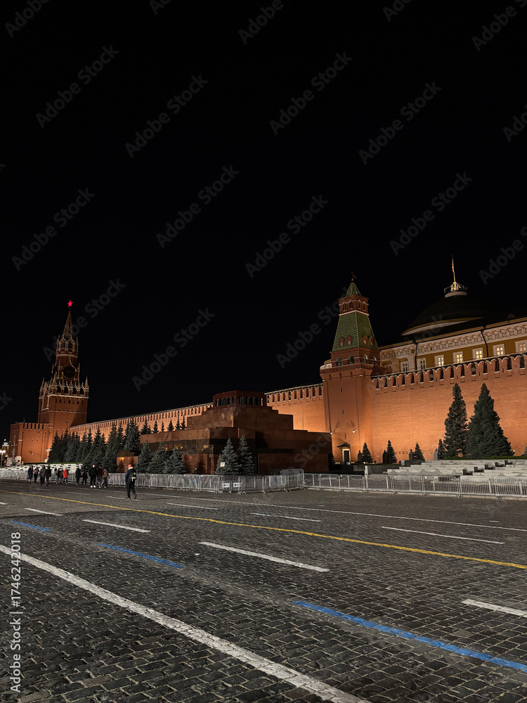 Obraz premium Moscow, Russia, September 30, 2025: The queue of visitors to the Kremlin Wall and Lenin Mausoleum at the entrance to Red Square.
