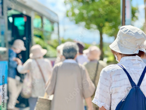 バスに乗り込むたくさんの高齢女性の後姿
