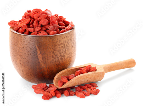 Dried goji berries in woode...