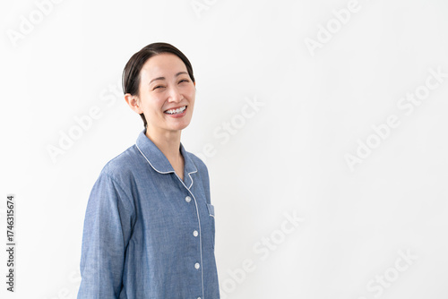 パジャマを着ている女性　ライフスタイルイメージ