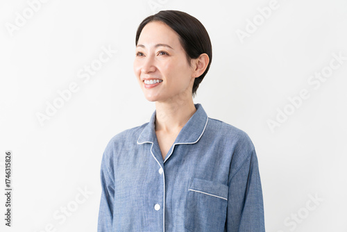 パジャマを着ている女性　ライフスタイルイメージ
