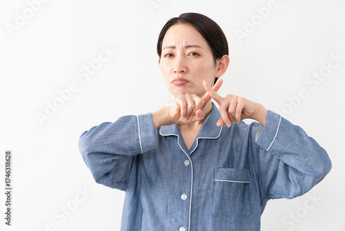 パジャマを着ている女性　ライフスタイルイメージ