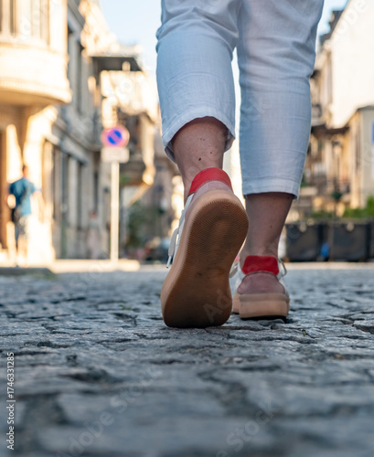 Foto Walking along a cobblestone street in a charming neighborhood, enjoying the warm