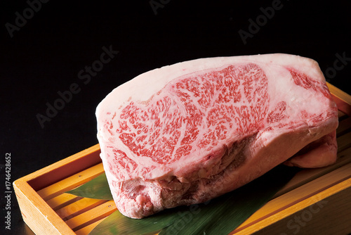 霜降りの高級和牛の高級感のあるイメージ写真｜Premium Japanese Wagyu Beef with Rich Marbling – Luxury Food Concept