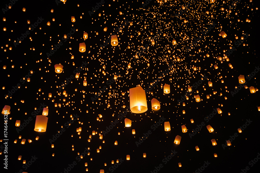 Ταπετσαρία A breathtaking low-angle shot of the Yee Peng festival in Chiang Mai, showing hundreds of illuminated sky lanterns (Khom Loi) ascending into the dark night sky