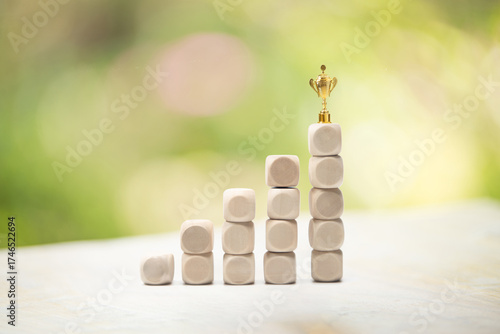 キューブの階段とトロフィー
