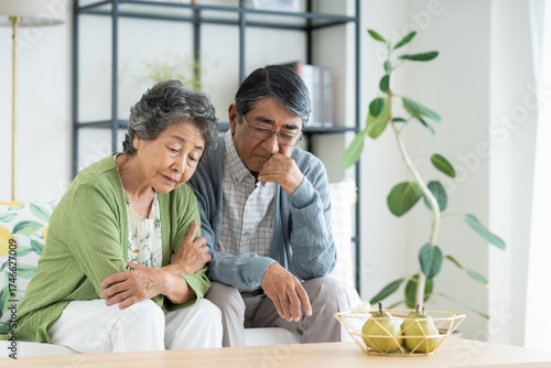 Fotografie リビングで悩むシニアの夫婦